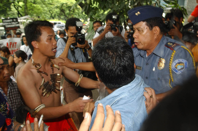 Police internvention during filipino riot