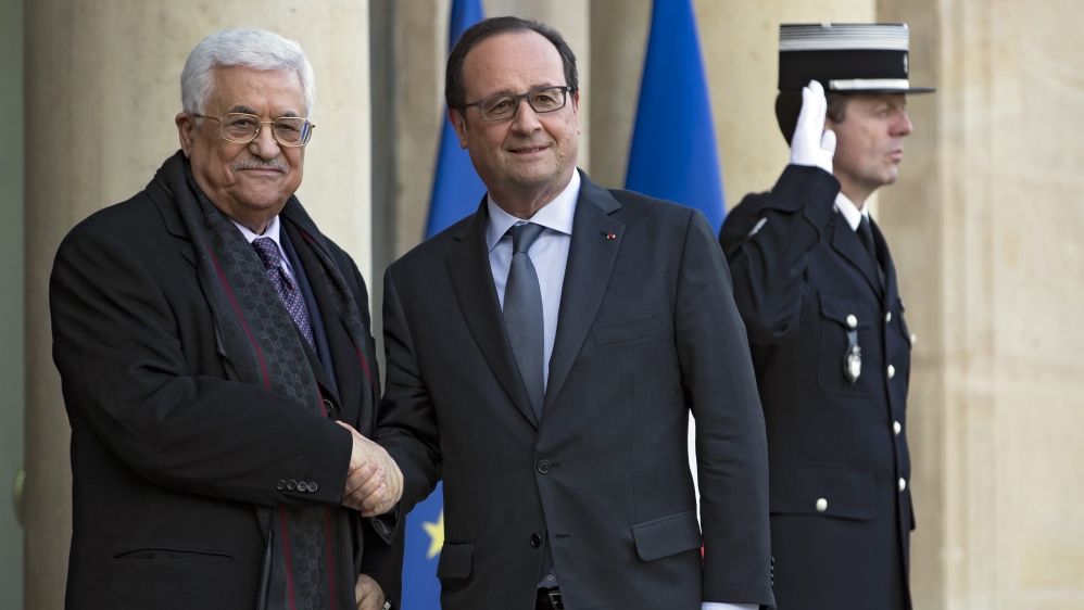 French President Francois Hollande greets Palestinian National Authority President Mahmoud Abbas as he arrives for a meeting at the Elysee Palace in Paris, France [EPA]