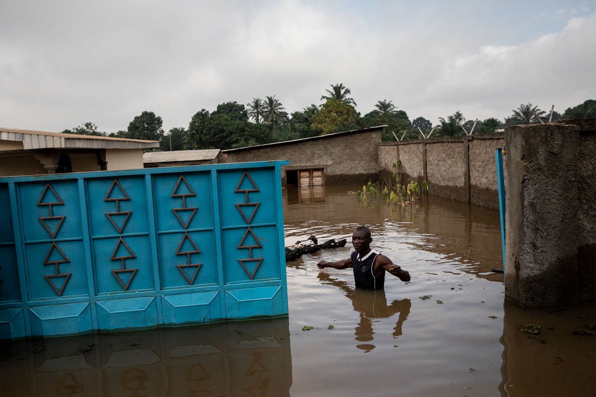 Sylvain Kondondi, 39-years-old, opens the door to his land, surrounded by ducks. He’s a chauffeur but lost his driving permit in the flooding of his house, on the 16th of October 2019. “The water I fi