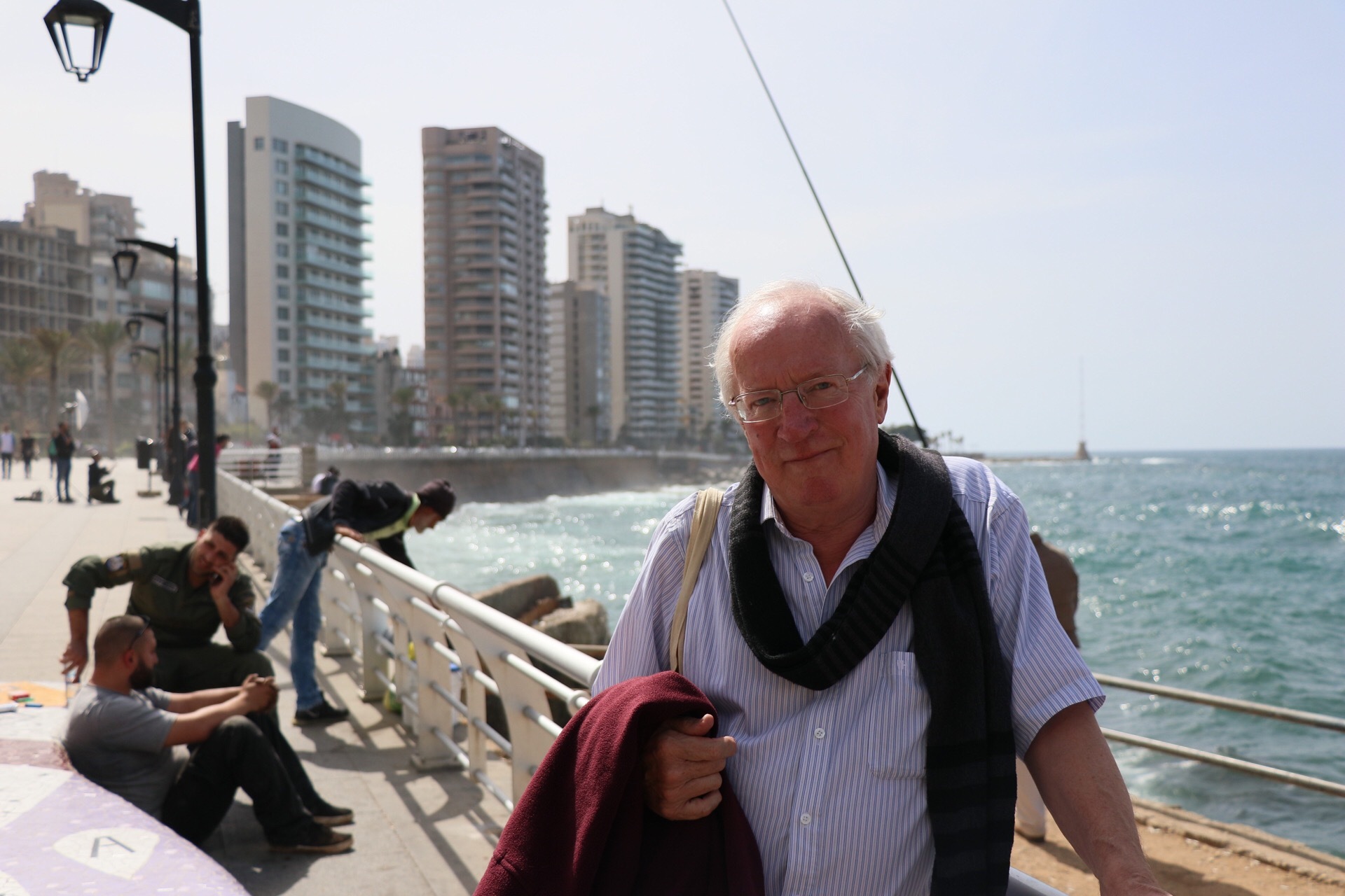 Robert Fisk on the corniche in Beirut in April 2017 [Katya Bohdan/Al Jazeera]
