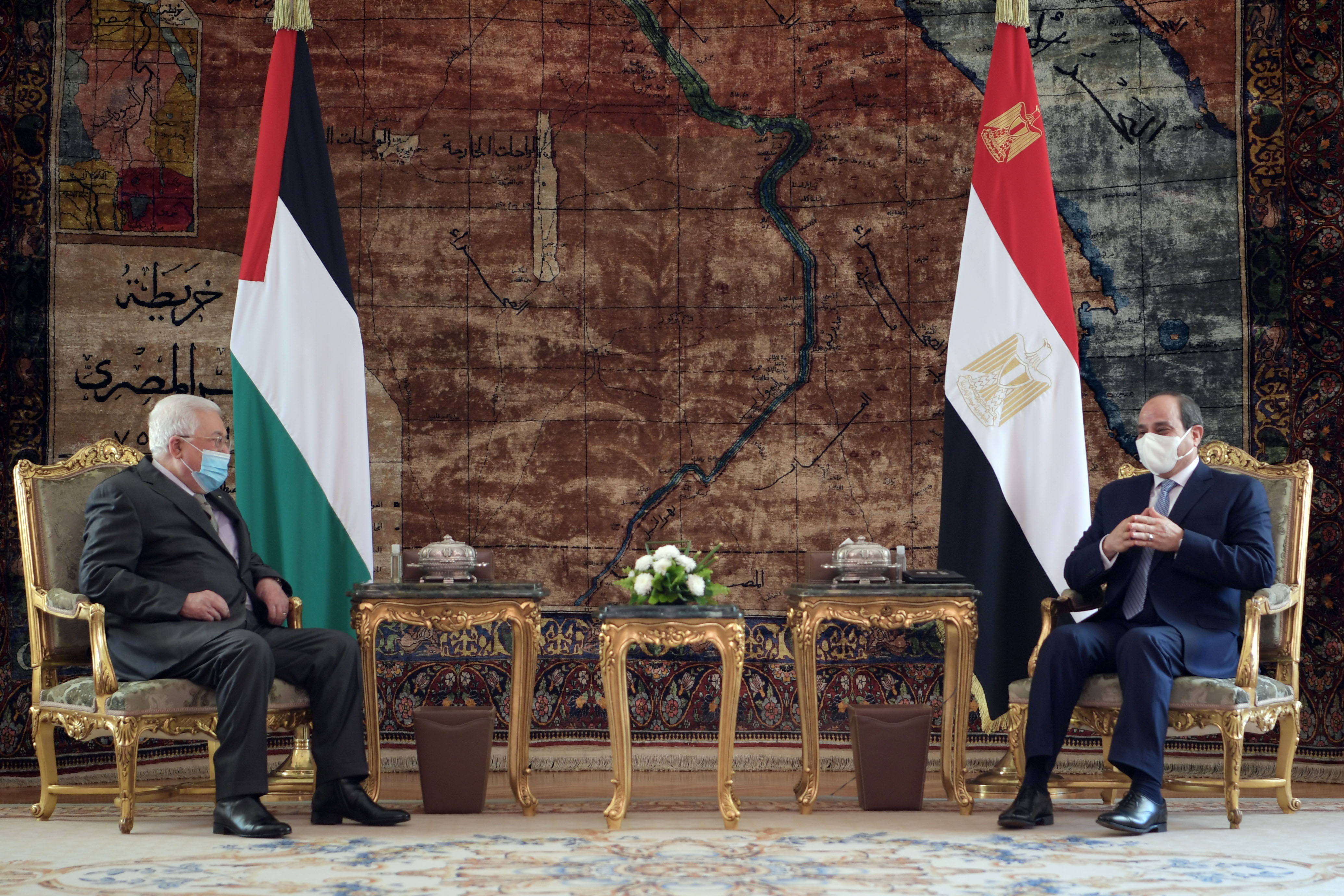 Palestinian President Mahmud Abbas meets with Egyptian President Abdel Fattah al-Sisi at the presidential palace in Cairo. [AFP/ Thaer Ghanaim/handout]