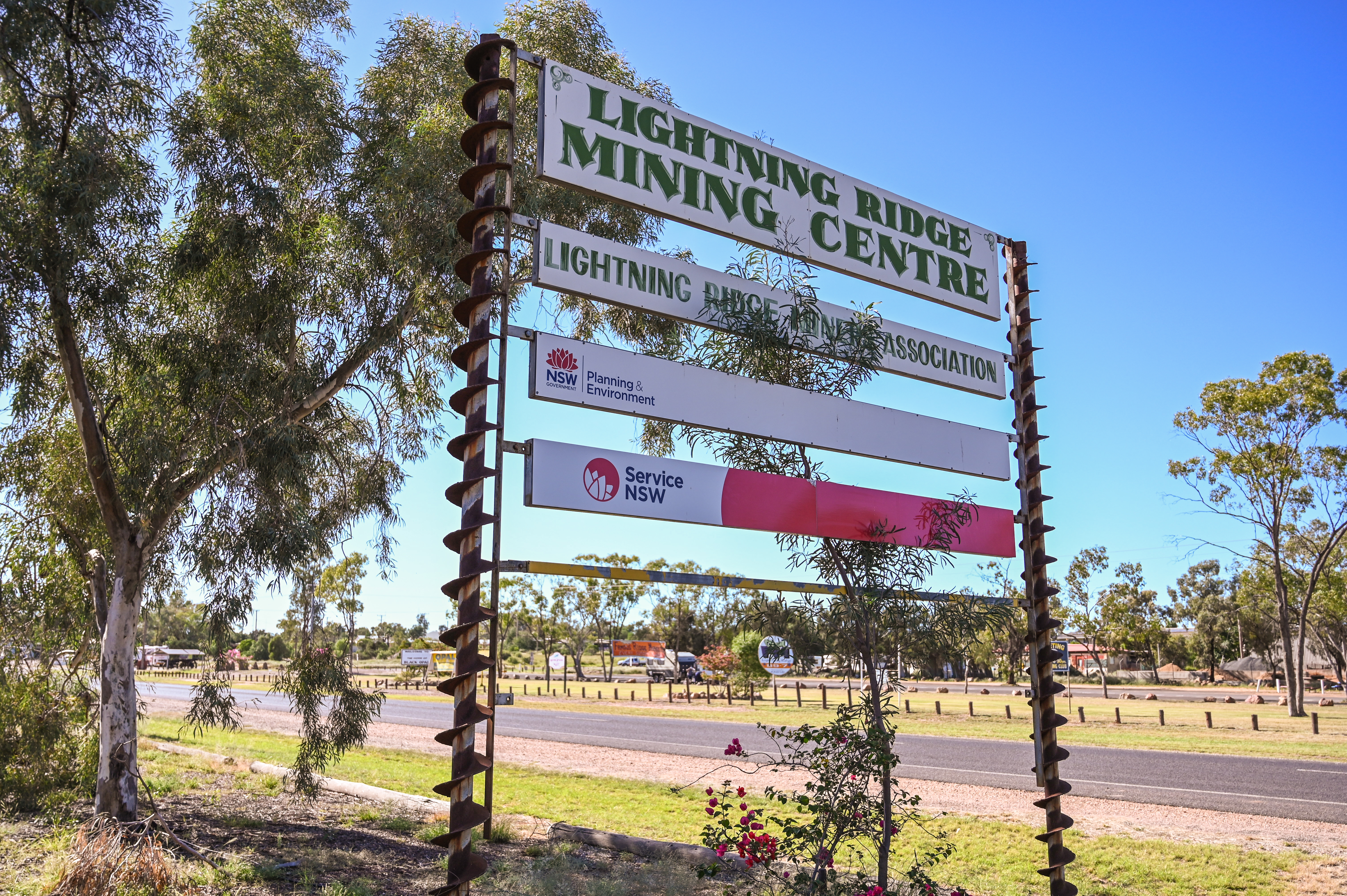 A photo of the "Welcome to Lightning Ridge" road sign.