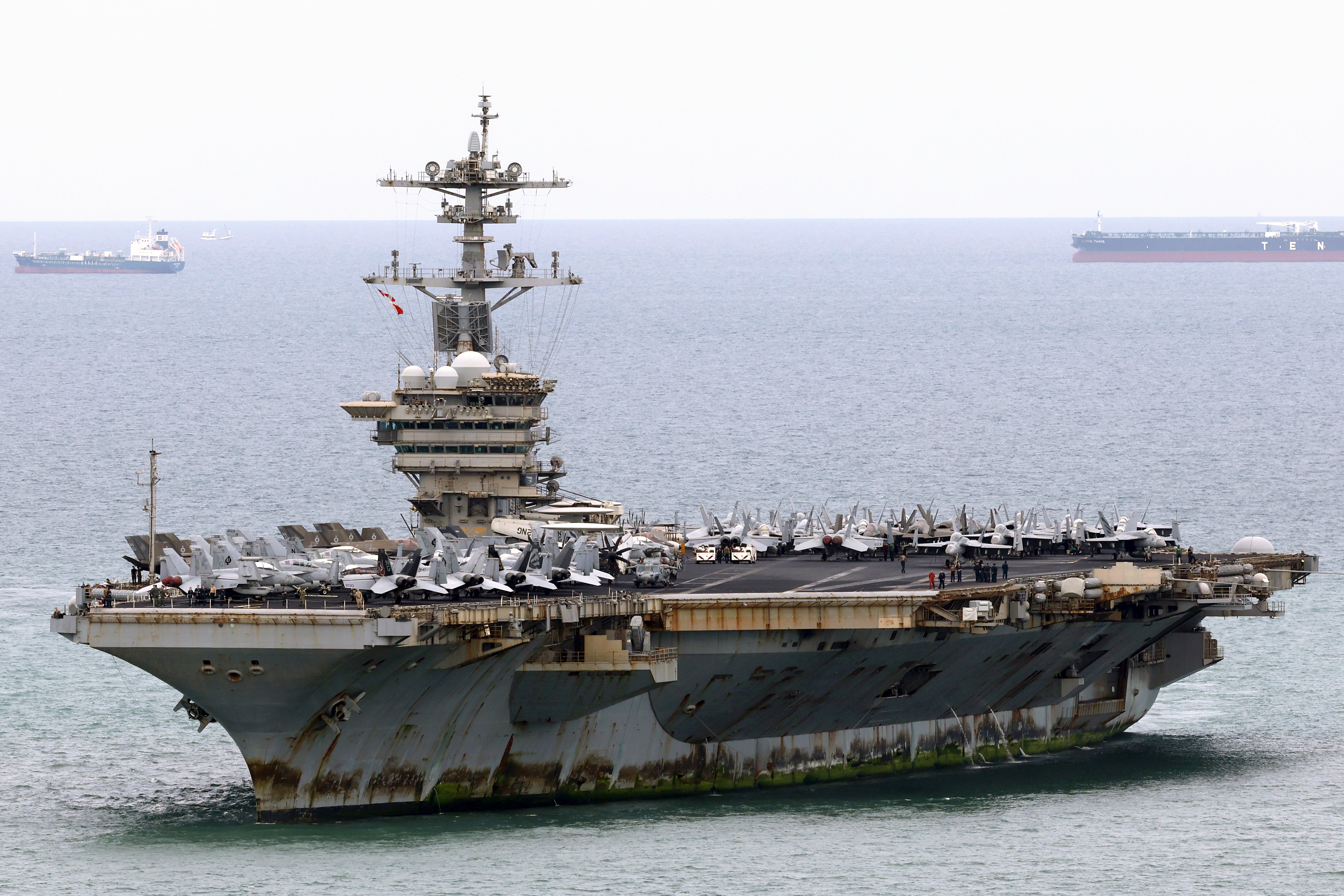 epa13205989 The US Navy nuclear-powered aircraft carrier USS Abraham Lincoln (CVN-72) sails to dock at the Laem Chabang deep-sea port in Laem Chabang, Chonburi province, Thailand, 02 September 2026. The Nimitz-class nuclear-powered aircraft carrier USS Abraham Lincoln, with roughly 5,000 sailors and Marines aboard and other vessels from its Carrier Strike Group, is docked with personnel to come ashore in Thailand from 02 to 06 September 2026, to rest and recuperate while the warship replenishes supplies after an extended deployment for operations in the Middle East. EPA/RUNGROJ YONGRIT