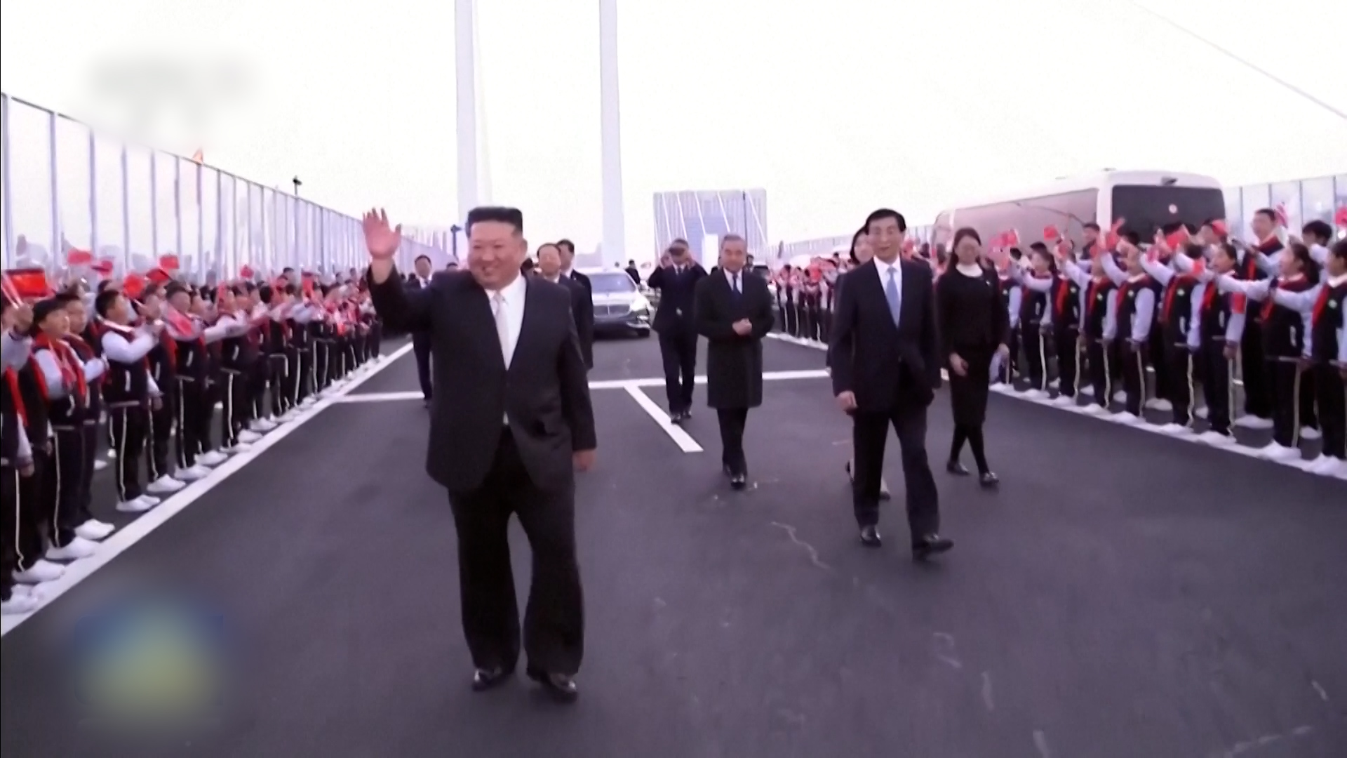 kim jong un waves